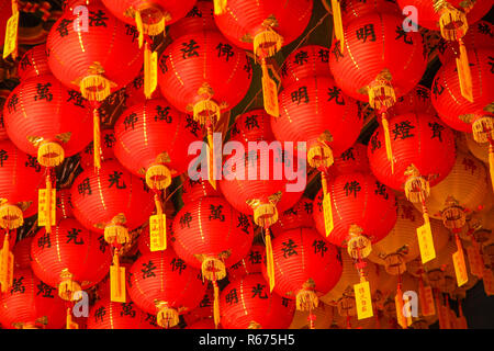 Rosso e Giallo lanterne Foto Stock