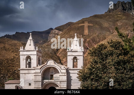 Piccola chiesa nel Canyon del Colca Foto Stock