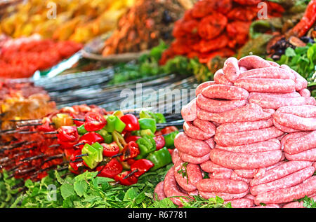 Barbecue marocchino stand con le montagne del bratwurst e verdure fresche in un bazar di Marrakech Foto Stock