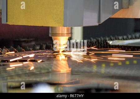 CNC macchina per taglio laser durante il taglio del foglio metalCNC macchina per taglio laser mentre il taglio della lamiera Foto Stock