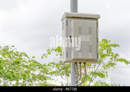 Comando elettrico e scatola di cemento e vecchi e potenza elettrica casella di controllo al di fuori Foto Stock