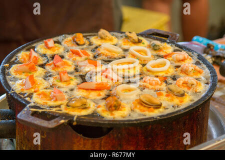 In stile thailandese takoyaki con le cozze Foto Stock