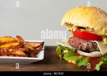 Hamburger con patatine Foto Stock