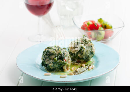 Due italiani strangolapreti gnocchetti di spinaci Foto Stock