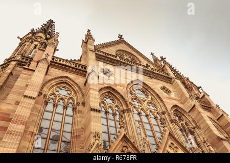 Dettagli architettonici del faÃ§ade di Saint Etienne tempio in Mulhouse Foto Stock