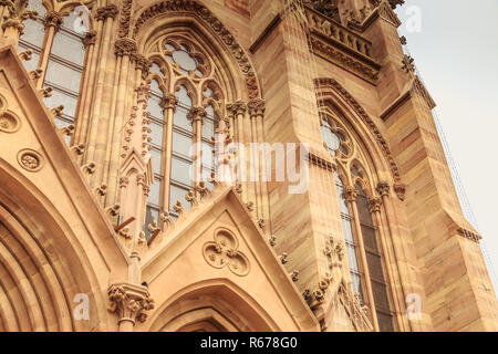 Dettagli architettonici del faÃ§ade di Saint Etienne tempio in Mulhouse Foto Stock