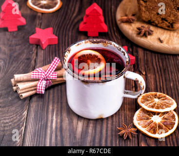 Vin brulé in un ferro bianco mug Foto Stock