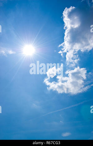 Sole nel cielo Foto Stock