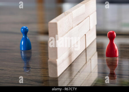 Il rosso e il blu figurina Paw separati da blocchi di legno Foto Stock