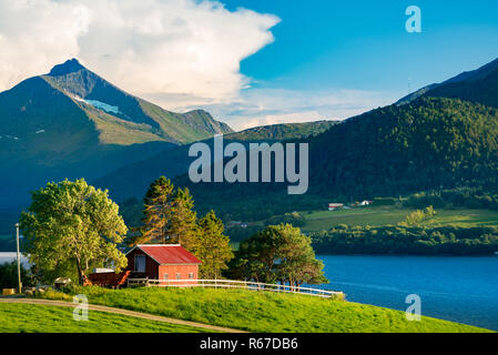 Fienile in Norvegia, l'Europa. Montagne e il fiume. Foto Stock