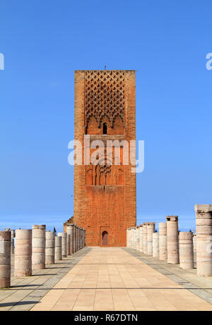 Torre Hassan - il 'antica moschea incompiuta' e colonne di pietra. Costruito con pietra arenaria rossa, importante e storica icona turistica a Rabat, Marocco. Foto Stock