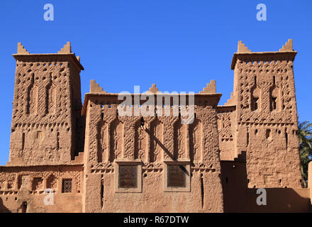 Il Marocco, Ouarzazate, Skoura, Kasbah Amridil torri decorate con riff simboli geometrici. La kasbah è raffigurato in Marocco il 50 Dirham banconote. Foto Stock