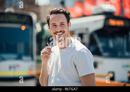 Parlando al telefono tramite le cuffie Foto Stock