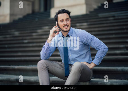 Businessma parlando al telefono in Melbourne Foto Stock