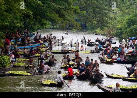 Il Kirtipasha canal attraverso Bhimruli village, 15km dal quartiere Jhalakathi, ospita un mercato galleggiante di tutto l'anno che è affollata durante questo Foto Stock