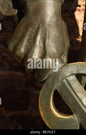 Sancho I (1154-1212). Il re del Portogallo. Statua del Re accanto all'ingresso del castello. Dettaglio. Silves. Algarve. Il Portogallo. Foto Stock