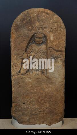 Estela funeraria romana dedicada a unà niña difunta, representada en n.a. hornacina con túnica talari y manto. Junto a ella onu Conejo y pájaro delle Nazioni Unite. Siglo I. Piedra caliza. Procedente de Cástulo (Linares, provincia de Jaén, Andalucía). Museo Arqueológico Nacional. Madrid. España. Foto Stock