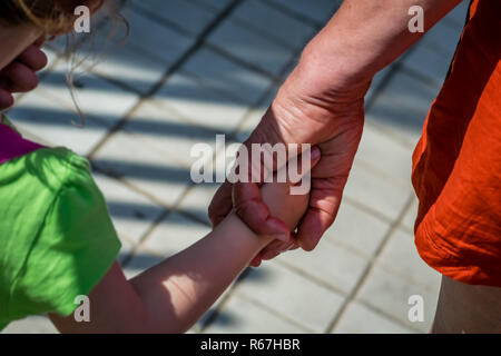 Tenendo le mani insieme Foto Stock