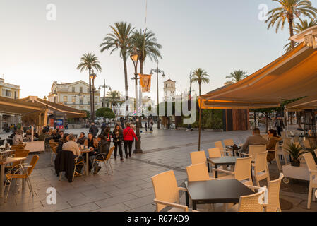 MERIDA, BADAJOZ, Spagna - 23 novembre 2018: terrazze nella piazza principale al calar della sera Foto Stock