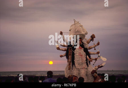 Durga immersione in spiaggia Juhu Mumbai Mumbai India Maharashtra Foto Stock