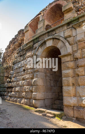 MERIDA, BADAJOZ, Spagna - 23 novembre 2018: una delle porte del teatro romano Foto Stock