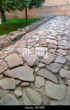 MERIDA, BADAJOZ, Spagna - 23 novembre 2018: Merida Nazionale Romano Museo d'arte. Strada romana Foto Stock