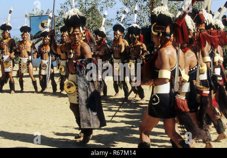 Guerrieri folk dance, Nagaland, India Foto Stock