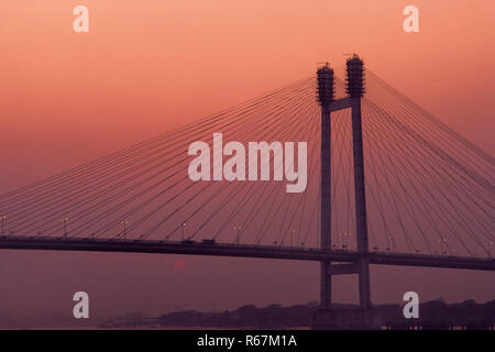 Setu Vidyasagar (nuova quella di Howrah Bridge) oltre il Fiume Hooghly, Calcutta, West Bengal, India Foto Stock