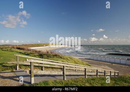 Diga,dune,spiaggia con attraversamento e del mare del Nord in westkapelle,walcheren,zeeland,Olanda meridionale Foto Stock