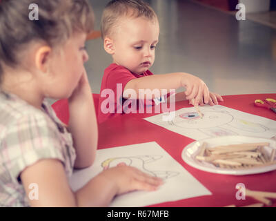 I bambini la colorazione Foto Stock