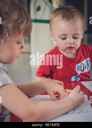 I bambini la colorazione Foto Stock