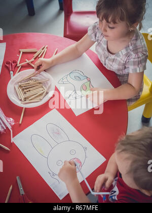 I bambini la colorazione Foto Stock