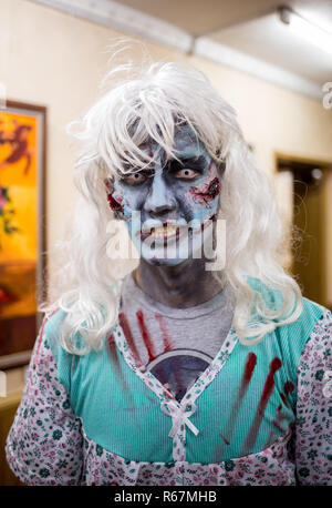 Close-up verticale di un orribile zombie spaventoso l'uomo. Orrore. Halloween Foto Stock
