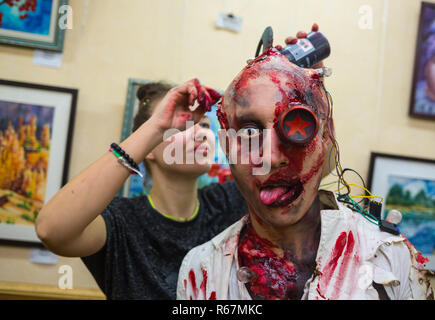 Una paurosa e sanguinosa zombie uomo in halloween Foto Stock