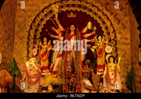 Durga Puja omaggio alla dea madre durante i nove giorni del festival Navaratri processione Foto Stock