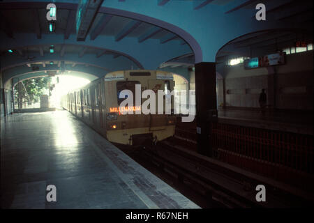 I treni delle Ferrovie, metro railway, Calcutta, West Bengal, India Foto Stock