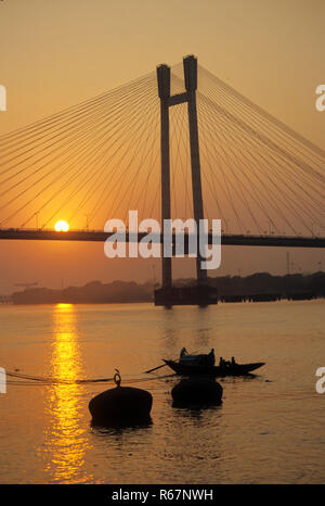 Setu Vidyasagar (nuova quella di Howrah Bridge) oltre il Fiume Hoogly, Calcutta, West Bengal, India Foto Stock