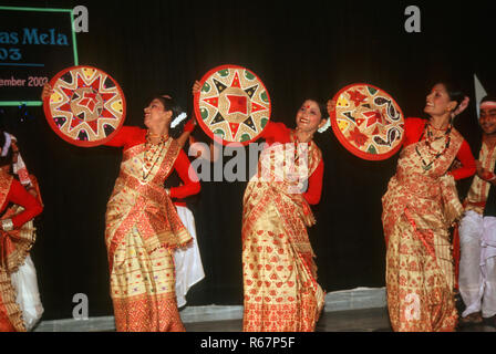 Ballo folk, donne di eseguire la danza Bihu, Assam, India Signor Foto Stock