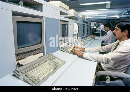 Le persone che lavorano su computer Foto Stock