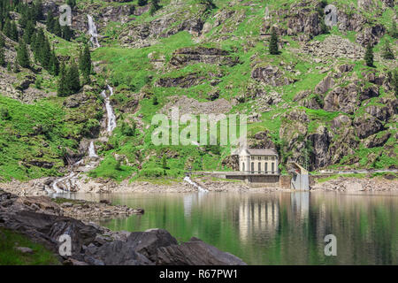 Diga di Campiccioli, in Antrona National Park, Piemonte, Italia, mostrando l'antica potenza idroelettrica riflessa nell'acqua, Foto Stock