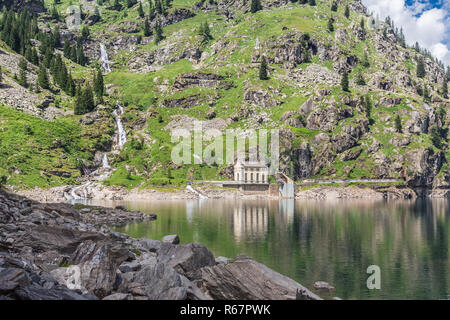 Diga di Campiccioli, in Antrona National Park, Piemonte, Italia, mostrando l'antica potenza idroelettrica riflessa nell'acqua, Foto Stock