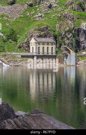 Diga di Campiccioli, in Antrona National Park, Piemonte, Italia, mostrando l'antica potenza idroelettrica riflessa nell'acqua, Foto Stock