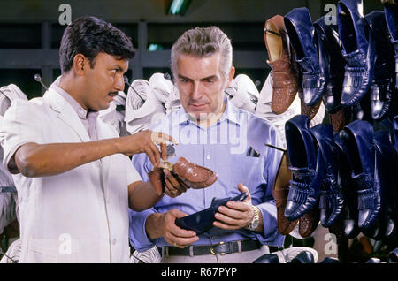 Scarpe fabbrica scarpe industria scarpe ispezione scarpe controllo scarpe fabbrica scarpe produzione scarpe India Asia indiano asiatico Foto Stock