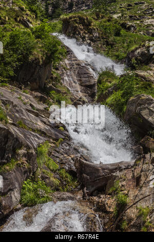 Cascata fornendo Campiccioli Dam in Antrona National Park, Piemonte, Italia. Foto Stock