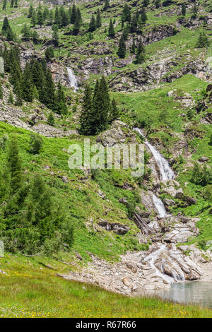 Cascata fornendo Campiccioli Dam in Antrona National Park, Piemonte, Italia. Foto Stock