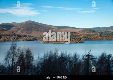 Paesaggio autunnale vista di Derwentwater nel Lake District da salire fino alla Rupe di Walla in mattina presto luce e bellissimi colori autunnali Foto Stock