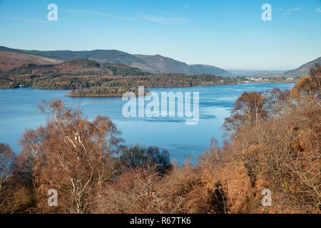 Paesaggio autunnale vista di Derwentwater nel Lake District da salire fino alla Rupe di Walla in mattina presto luce e bellissimi colori autunnali Foto Stock