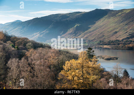 Paesaggio autunnale vista di Derwentwater nel Lake District da salire fino alla Rupe di Walla in mattina presto luce e bellissimi colori autunnali Foto Stock