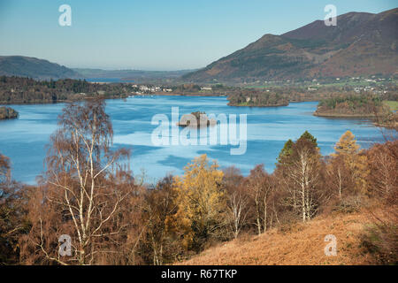 Paesaggio autunnale vista di Derwentwater nel Lake District da salire fino alla Rupe di Walla in mattina presto luce e bellissimi colori autunnali Foto Stock