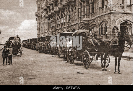 Carrozze trainate da cavalli parcheggiate fuori Hotel Taj Mahal di Bombay, Mumbai, Maharashtra, India Foto Stock